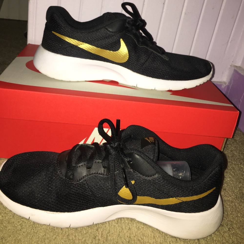 Nike Tanjun Shoes